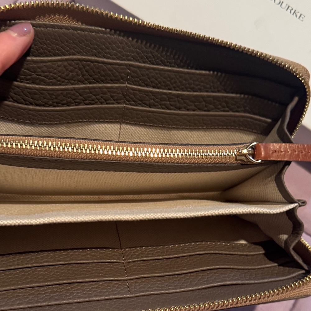 Dooney & Bourke Olive Textured Wallet. Beautiful condition - Picture 6 of 10